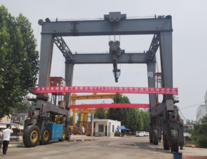 液壓輪胎式提梁機(jī)